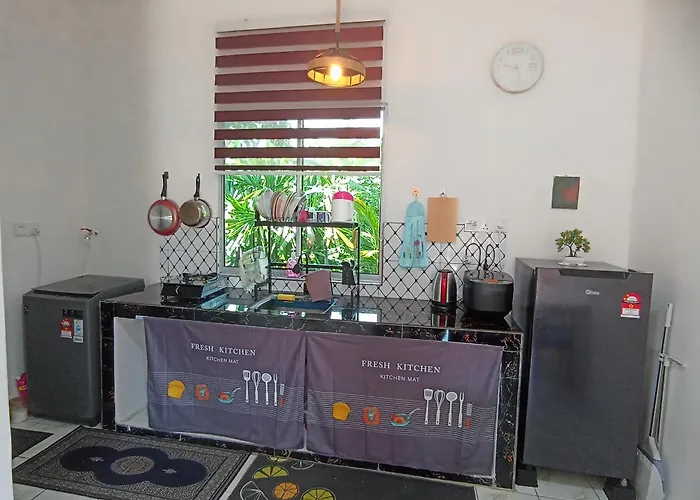 Haji Ineng Homestay- Guest House