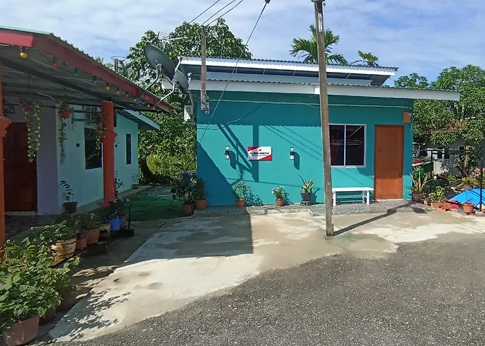 Haji Ineng Homestay- Guest House