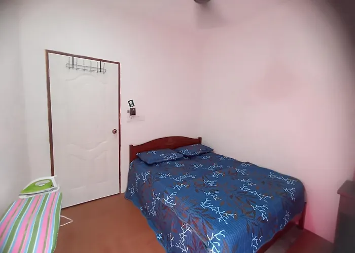Haji Ineng Homestay- Guest House