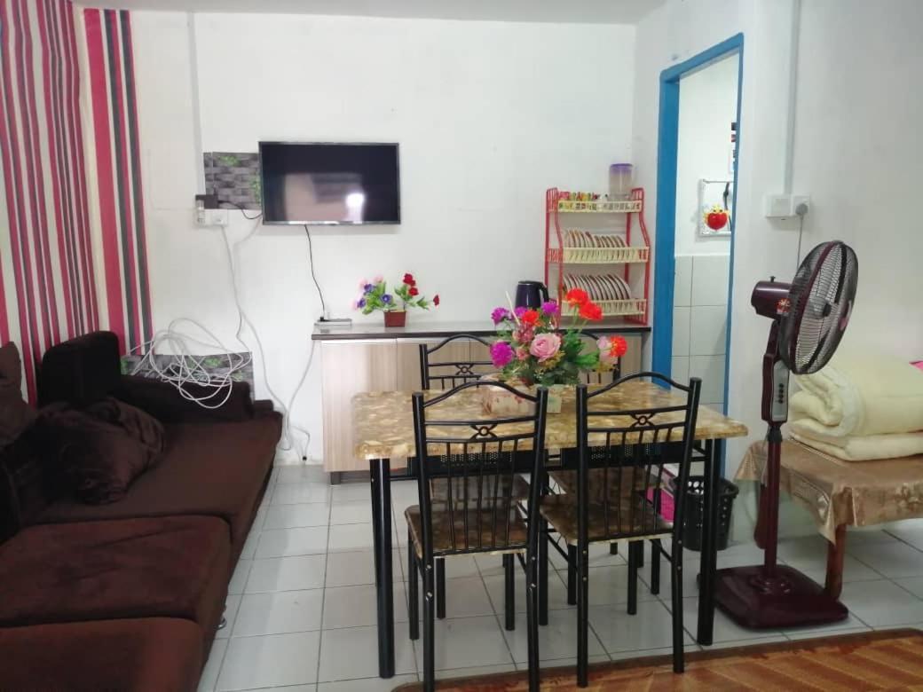 Haji Ineng Homestay- Homestay *