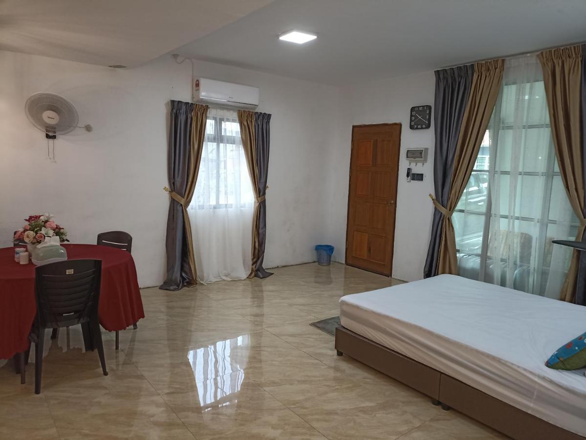 Haji Ineng Homestay- *