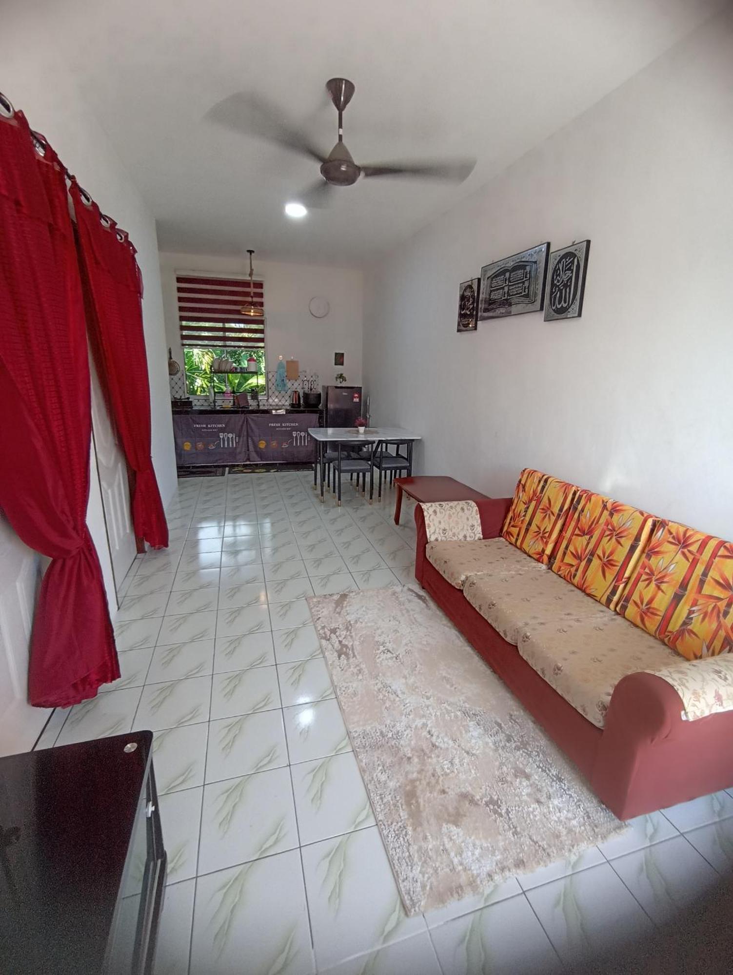 Haji Ineng Homestay- *