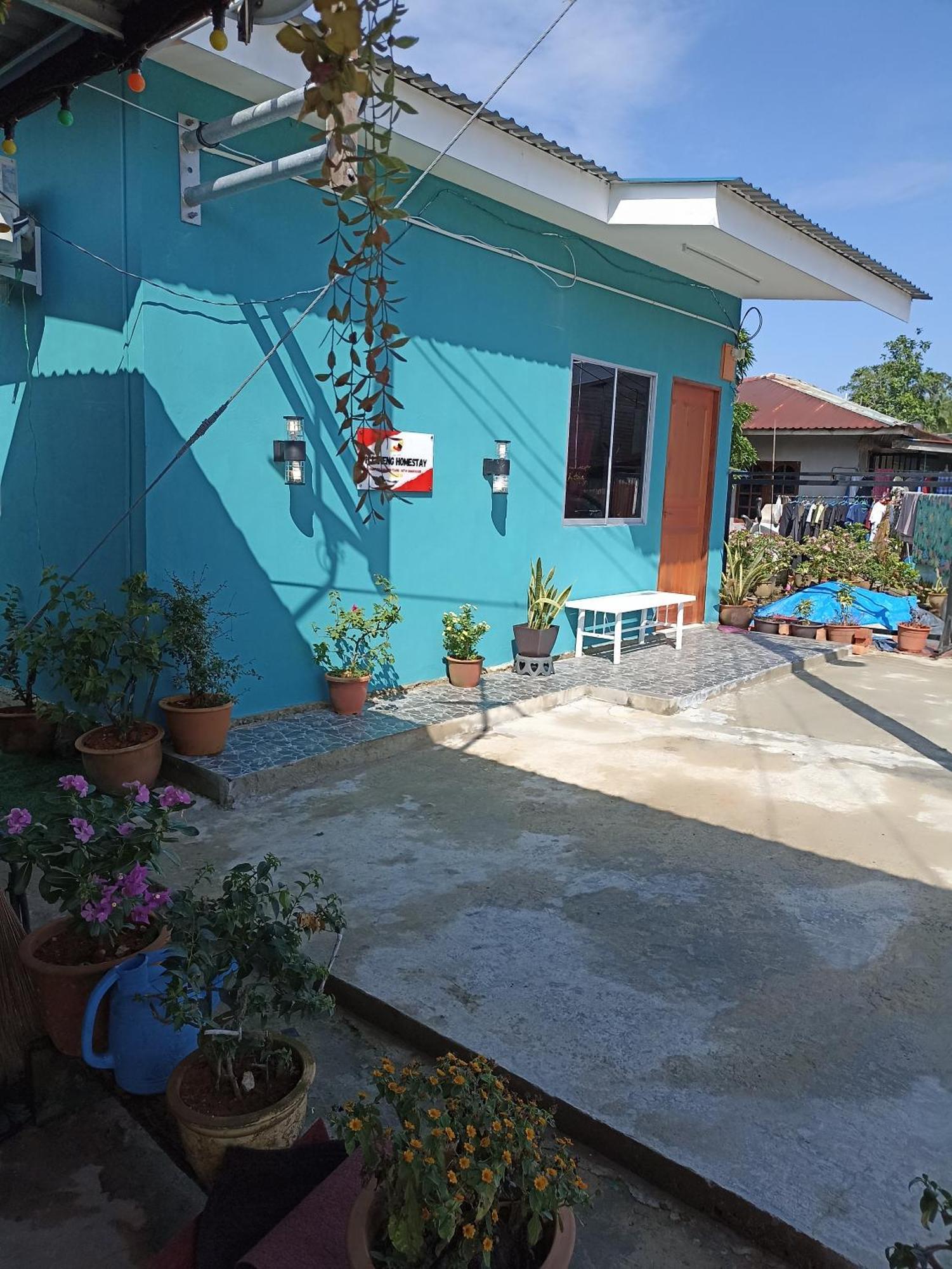 Haji Ineng Homestay- *