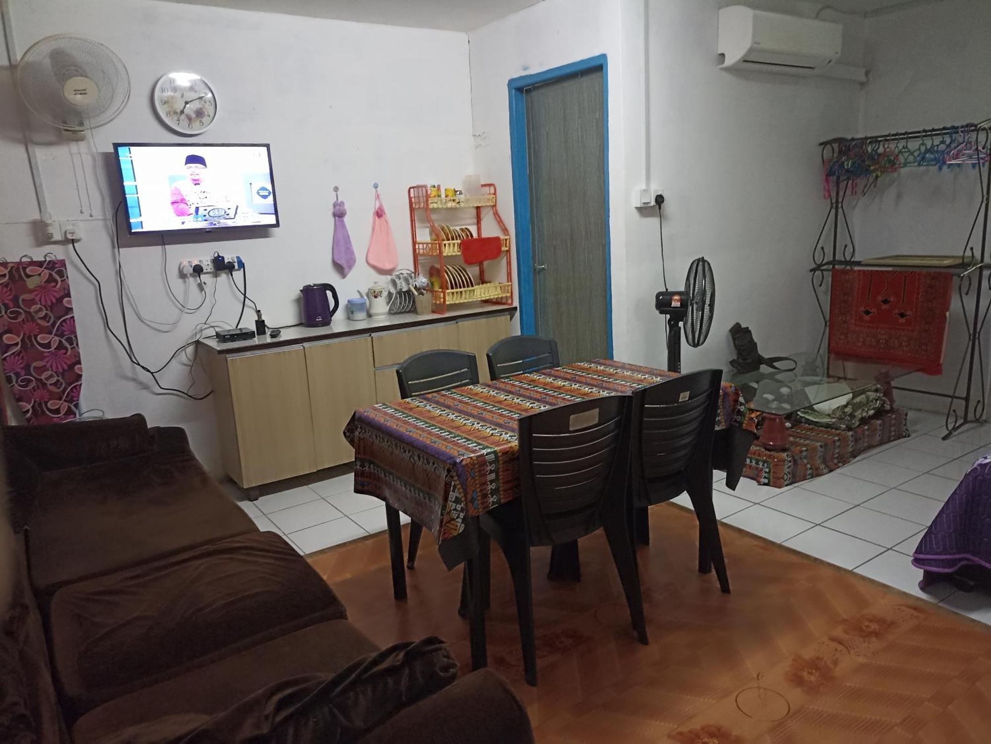 Haji Ineng Homestay- *