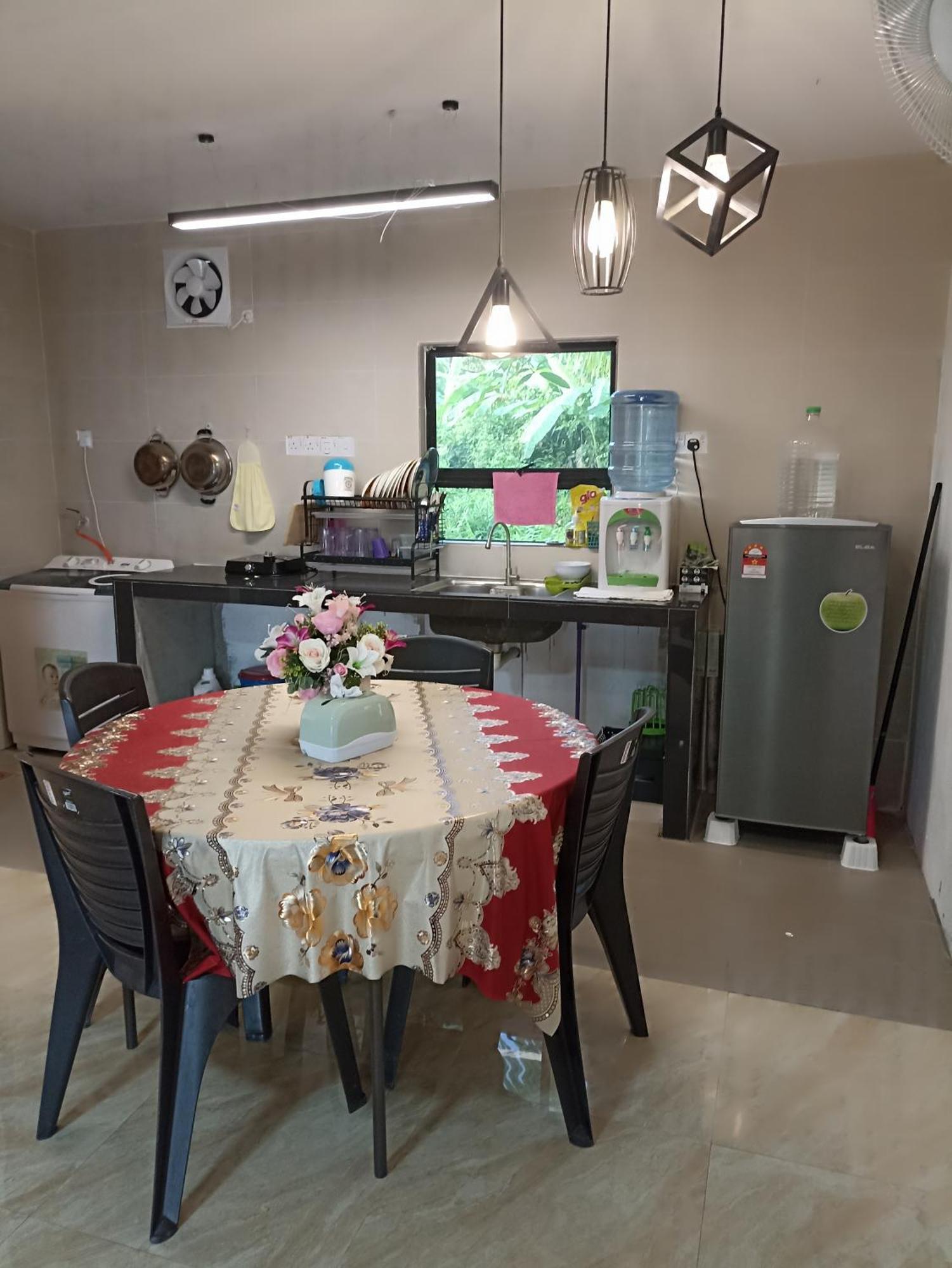 Haji Ineng Homestay- Homestay *
