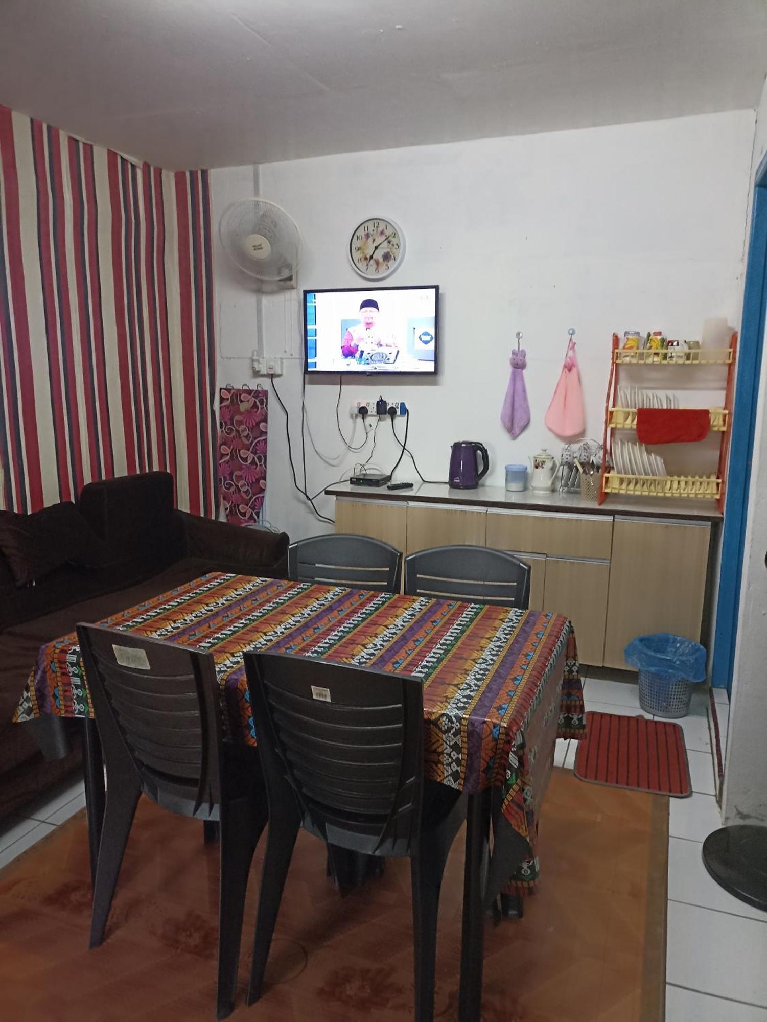 Haji Ineng Homestay- Homestay