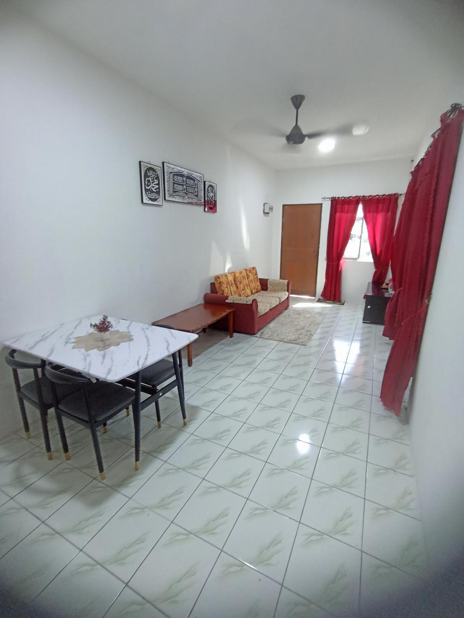 Haji Ineng Homestay- Homestay